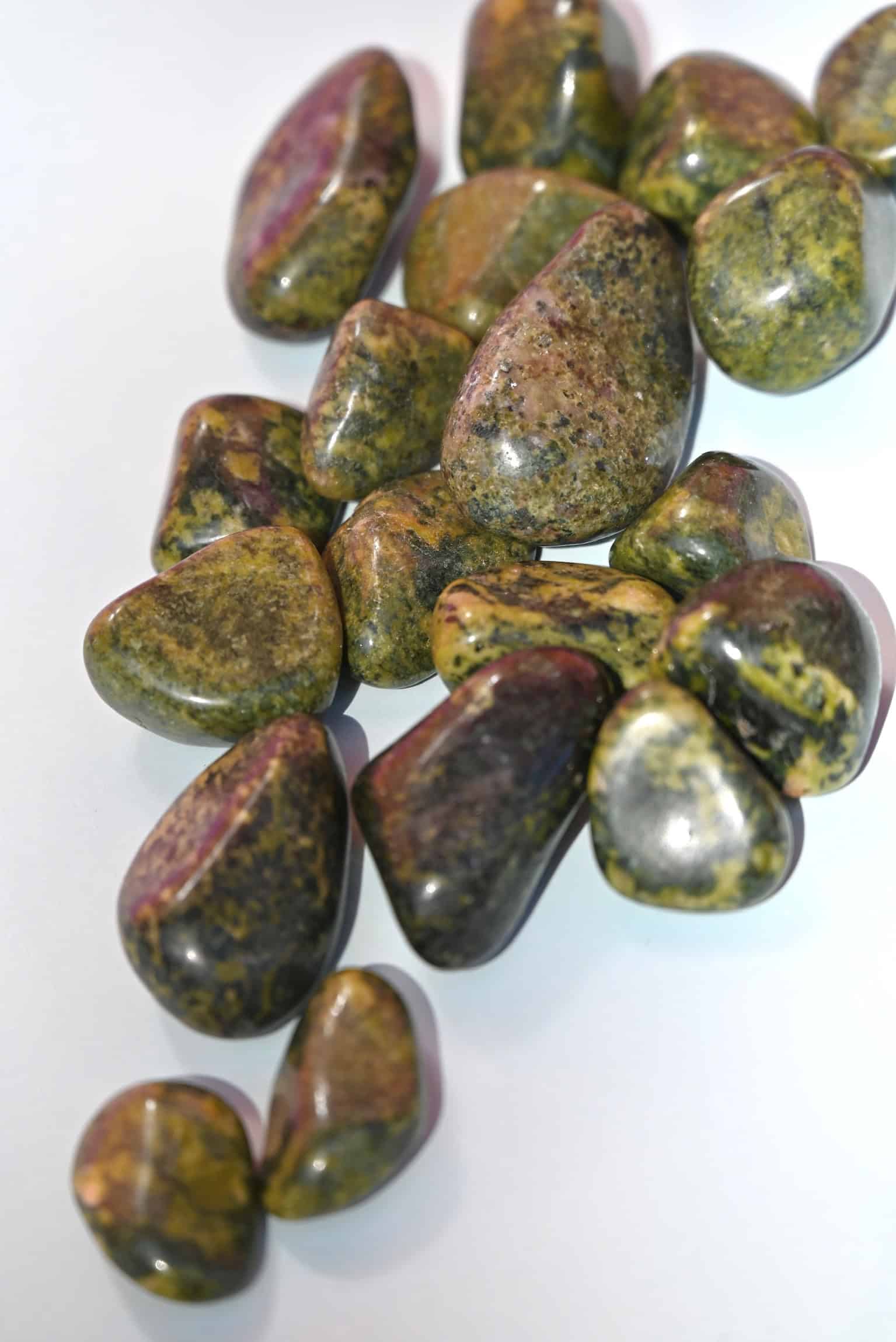 Epidot Crystal Tumbled Stone