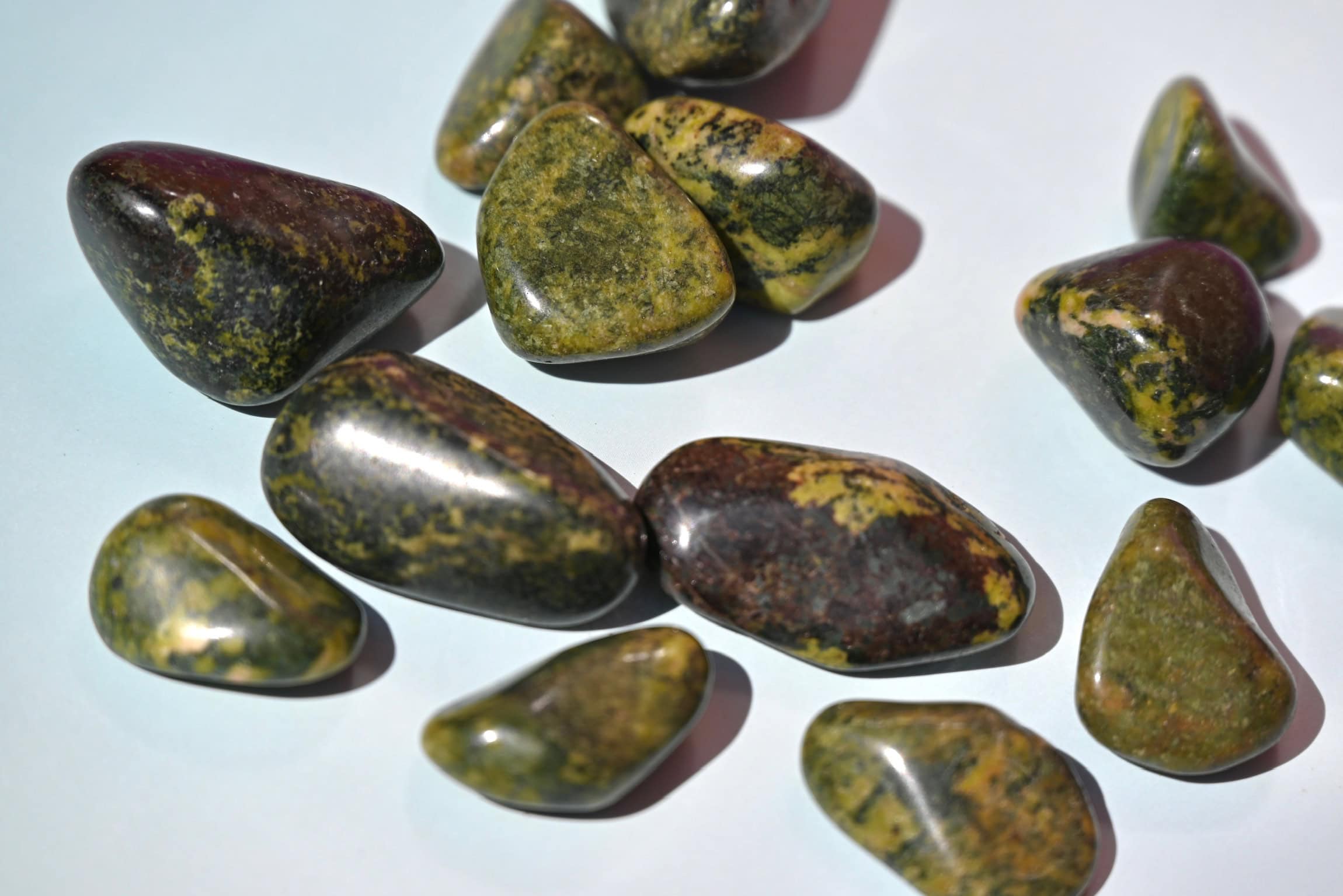 Epidot Crystal Tumbled Stone