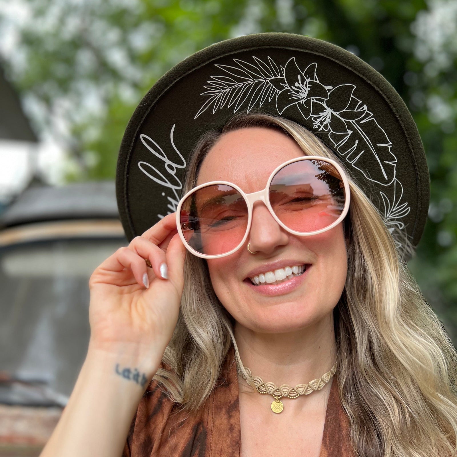 Someone wearing the ivory Bardot Seventies Round Sunglasses with a brown hat and brown kimono.
