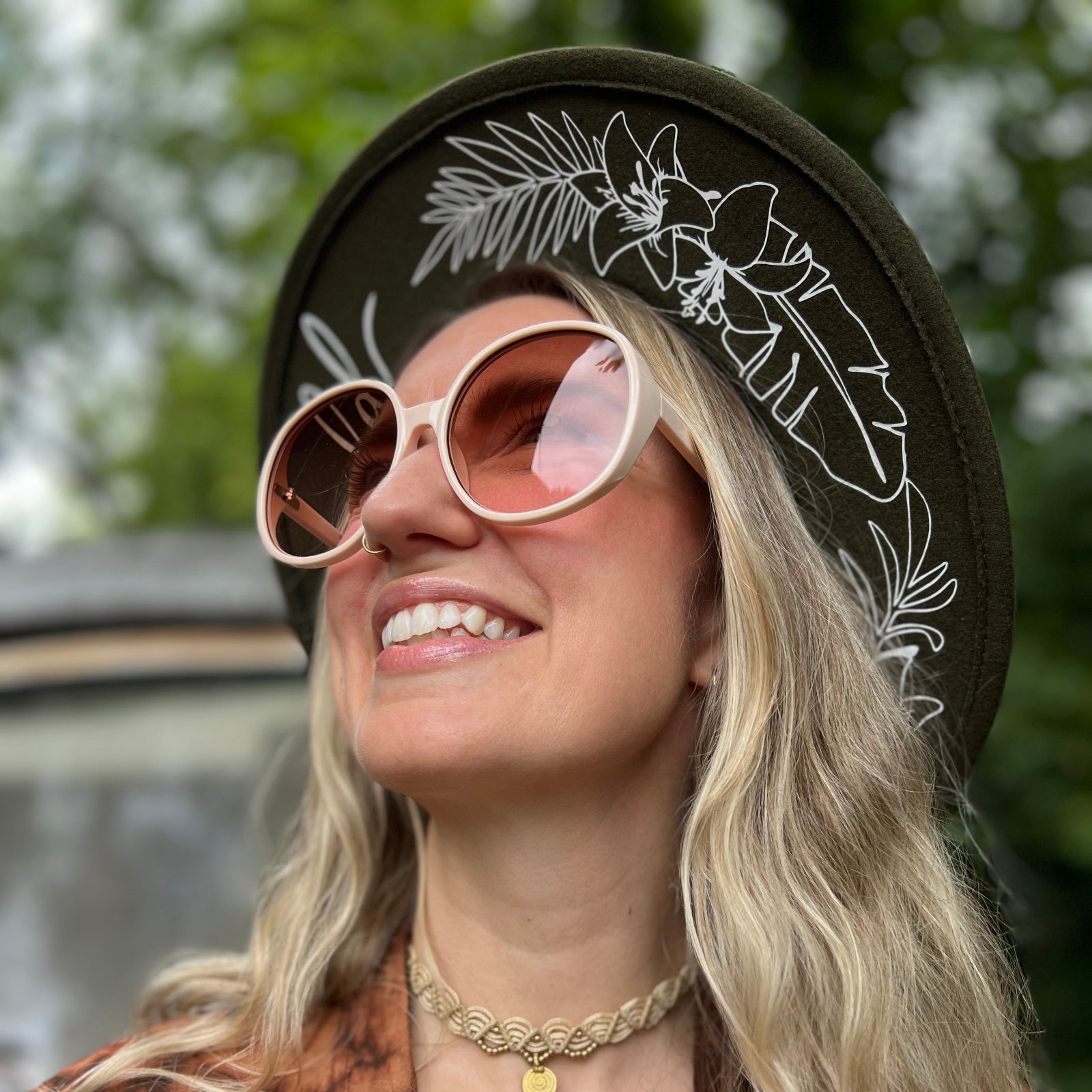 Someone wearing the ivory Bardot Seventies Round Sunglasses with a brown hat and brown kimono.